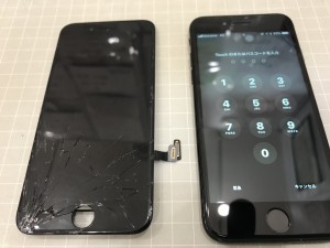 ホームボタン付近の損傷が激しいiPhone7