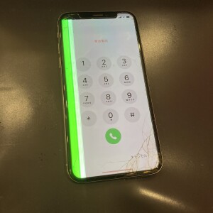 iPhoneの画面に緑色の線が入っている状態