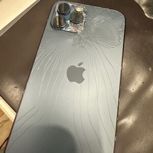 iPhone背面割れ修理京都駅