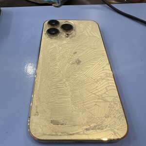 iPhone13ProMaxの背面修理も即日対応